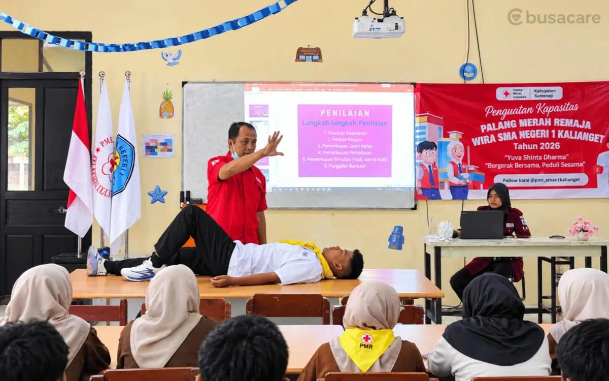 Latih Respons Cepat Saat Darurat, PMI Sumenep Bekali PMR Wira SMAN 1 Kalianget