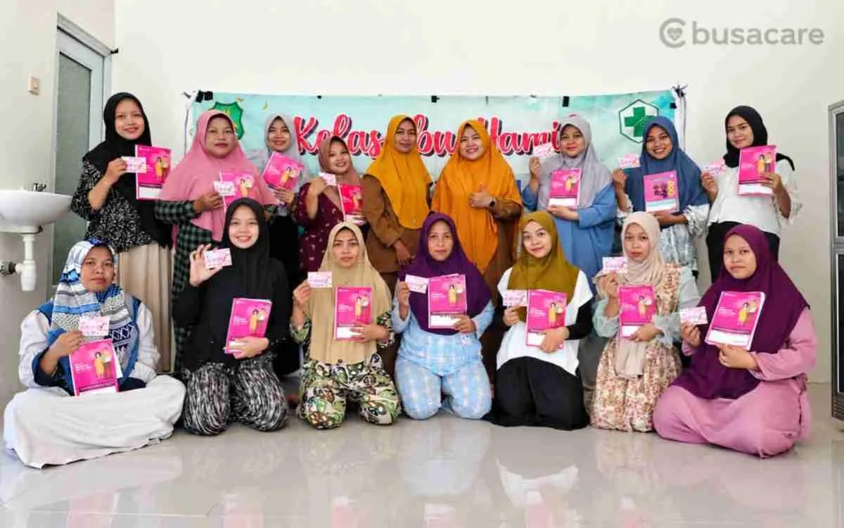 Peserta Kelas Ibu Hamil Puskesmas Pamolokan, Sumenep, berfoto bersama sambil memegang buku edukasi kesehatan sebagai bagian dari upaya meningkatkan kesehatan ibu hamil dan balita melalui program PELITA.