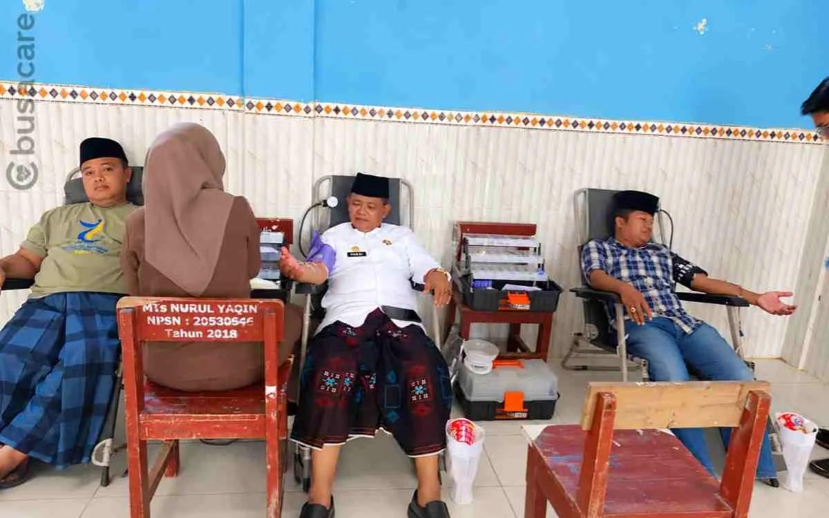 Petugas UDD PMI Sumenep melayani peserta donor darah dalam kegiatan Mobile Unit di Yayasan Nurul Yakin, Kecamatan Lenteng, Kabupaten Sumenep.