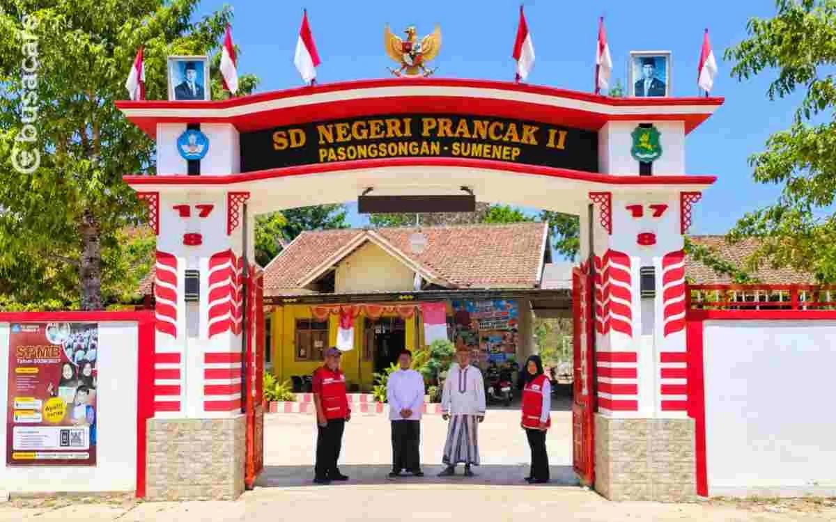 Petugas PMI Sumenep menyalurkan air bersih ke SDN Prancak II Pasongsongan untuk mendukung kebutuhan guru dan siswa.