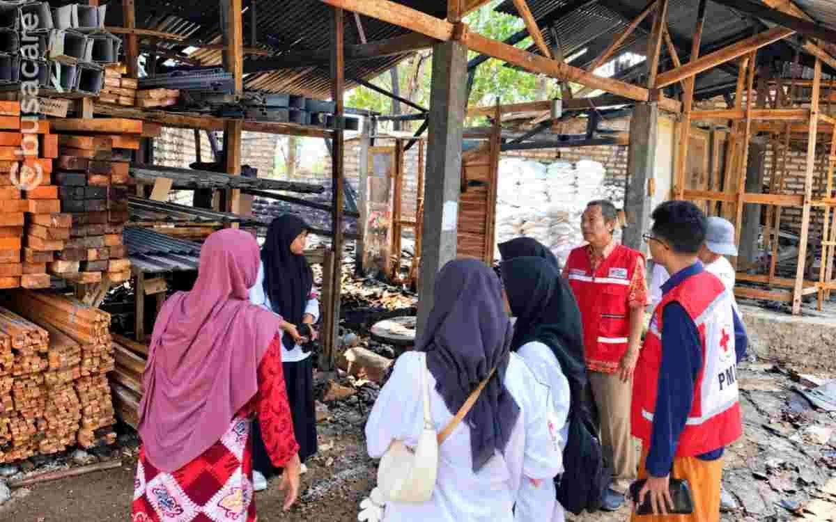 Relawan KSR PMI Sumenep meninjau kondisi bangunan terdampak kebakaran di Guluk-Guluk, Kabupaten Sumenep.