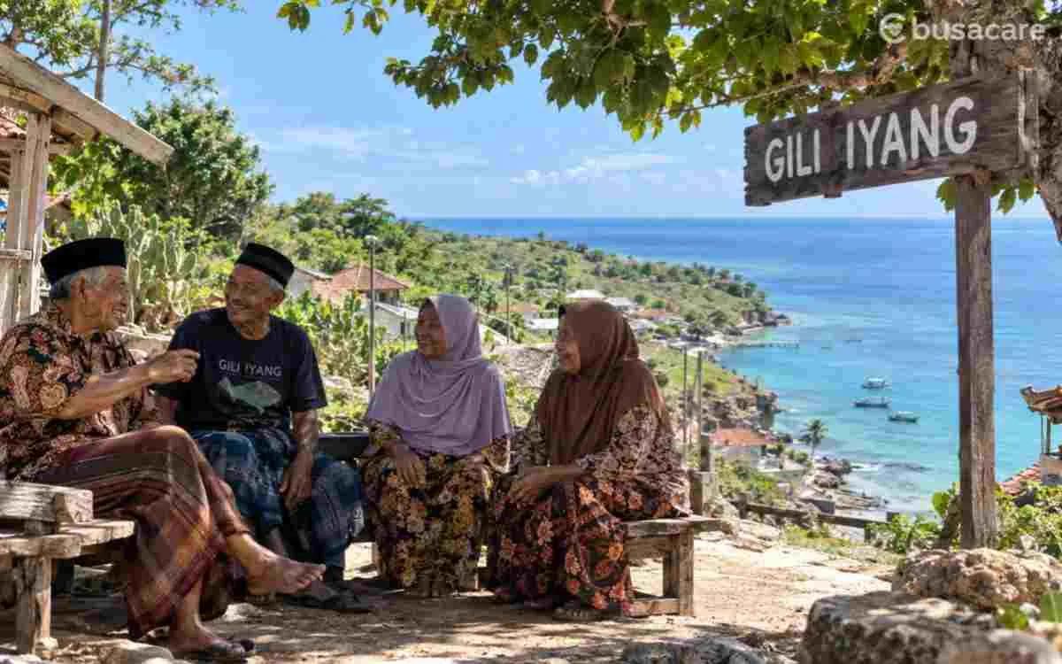 Warga Gili Iyang Sumenep duduk bersama di kawasan pesisir dalam ulasan tentang rahasia umur panjang dan kebugaran.