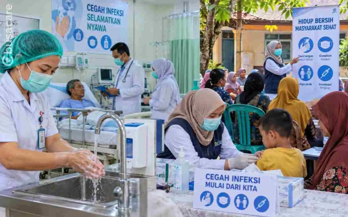 Tenaga kesehatan mencuci tangan dan melayani pasien sebagai upaya pencegahan infeksi di fasilitas kesehatan, sejalan dengan Pekan Pencegahan Infeksi Internasional 2026.