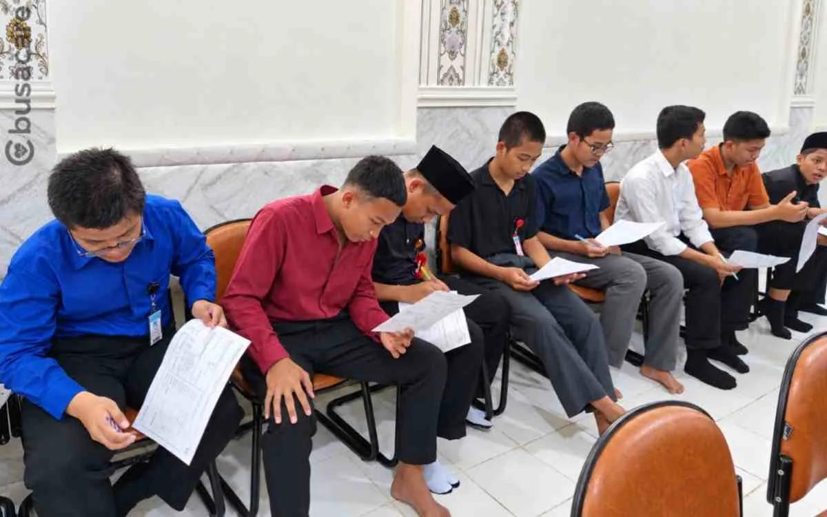 Calon pendonor mengisi formulir sebelum mengikuti kegiatan Mobile Unit Donor Darah UDD PMI Sumenep di Pondok Pesantren Al-Amien Prenduan.