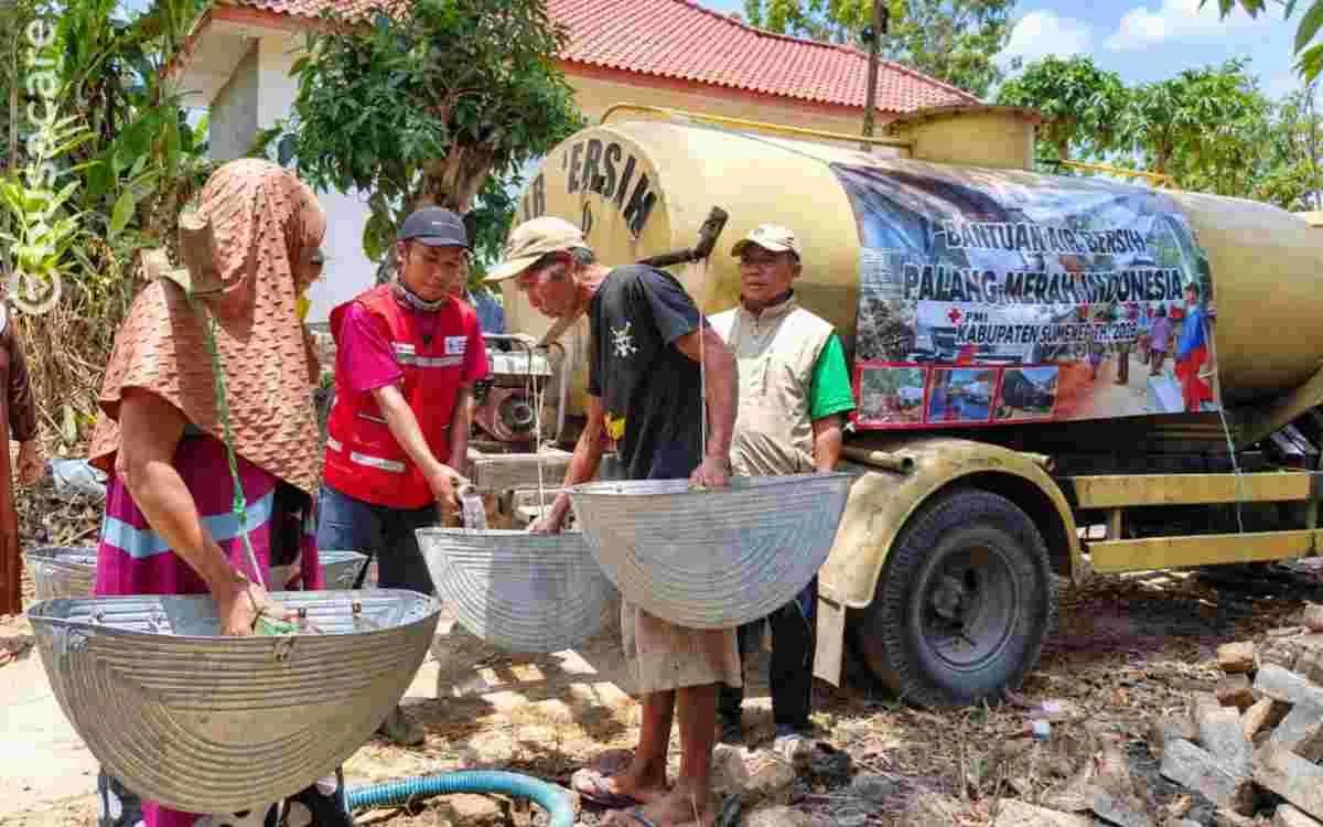 PMI Kabupaten Sumenep menyalurkan bantuan air bersih bagi warga Dusun Bangsokah, Desa Montorna, untuk membantu memenuhi kebutuhan air sehari-hari.