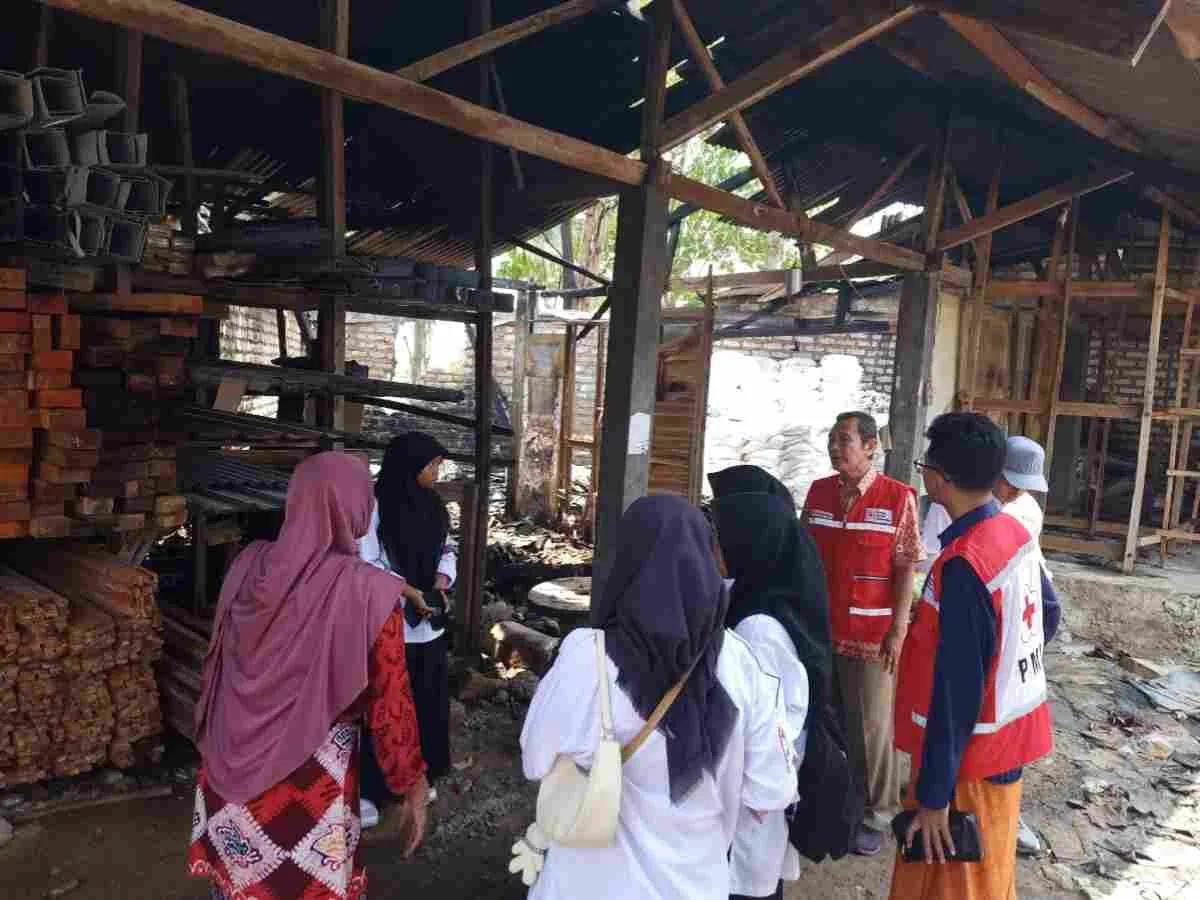 Korps Suka Rela (KSR) Sumenep di Lokasi Kebakaran Toko Guluk-Guluk