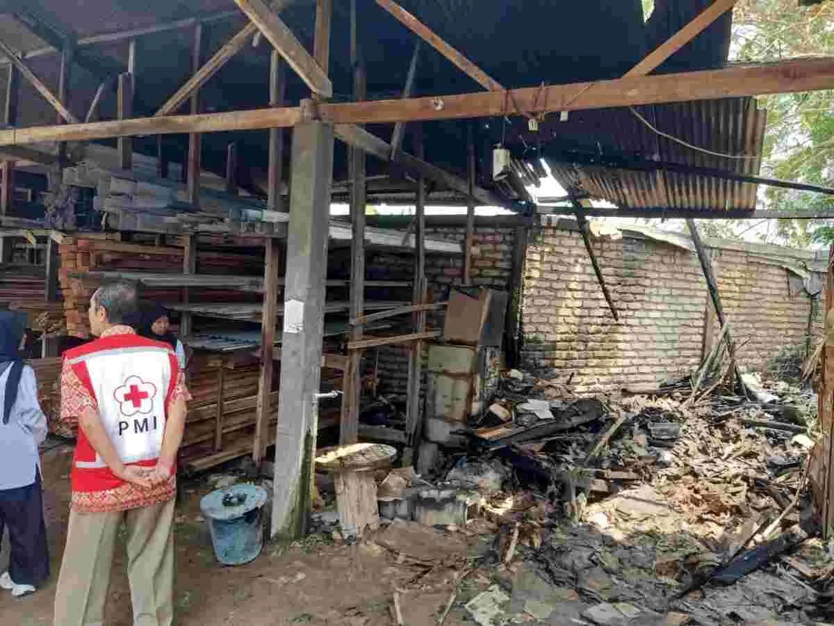 Korps Suka Rela (KSR) Sumenep di Lokasi Kebakaran Toko Guluk-Guluk