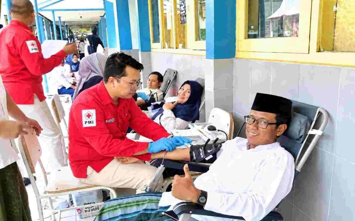 Petugas PMI Sumenep melayani pendonor dalam kegiatan Mobile Unit donor darah di SMA Negeri 1 Ambunten.