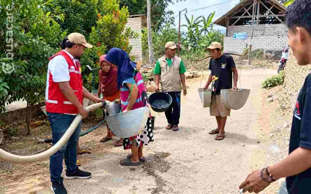 Petugas PMI Sumenep menyalurkan air bersih kepada warga Dusun Komis, Desa Montorna, yang membawa wadah untuk memenuhi kebutuhan air sehari-hari.
