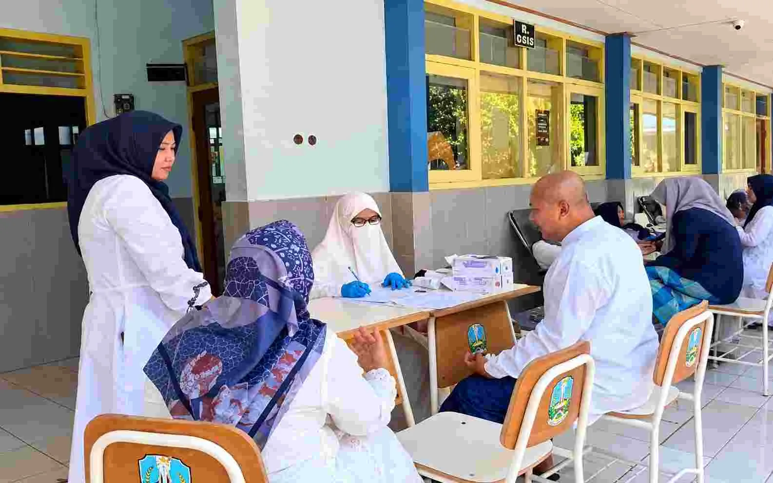 Petugas mendata calon pendonor dalam kegiatan Mobile Unit donor darah UDD PMI Sumenep di SMA Negeri 1 Ambunten.